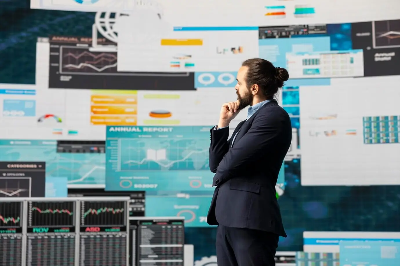 Moderne Führungskraft in der Wirtschaft, die über neue, erfolgreiche Ideen nachdenkt.