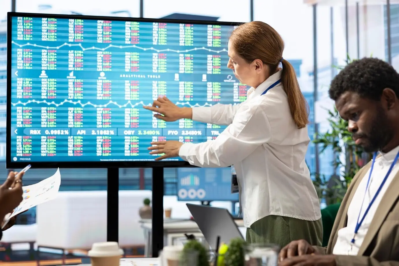 Beiratsmitglieder und Teamleiter treffen sich, um die Projektergebnisse zu besprechen.